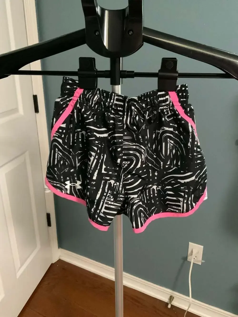 Under Armour Athletic Shorts Girls Size 6 Black Pink White Abstract